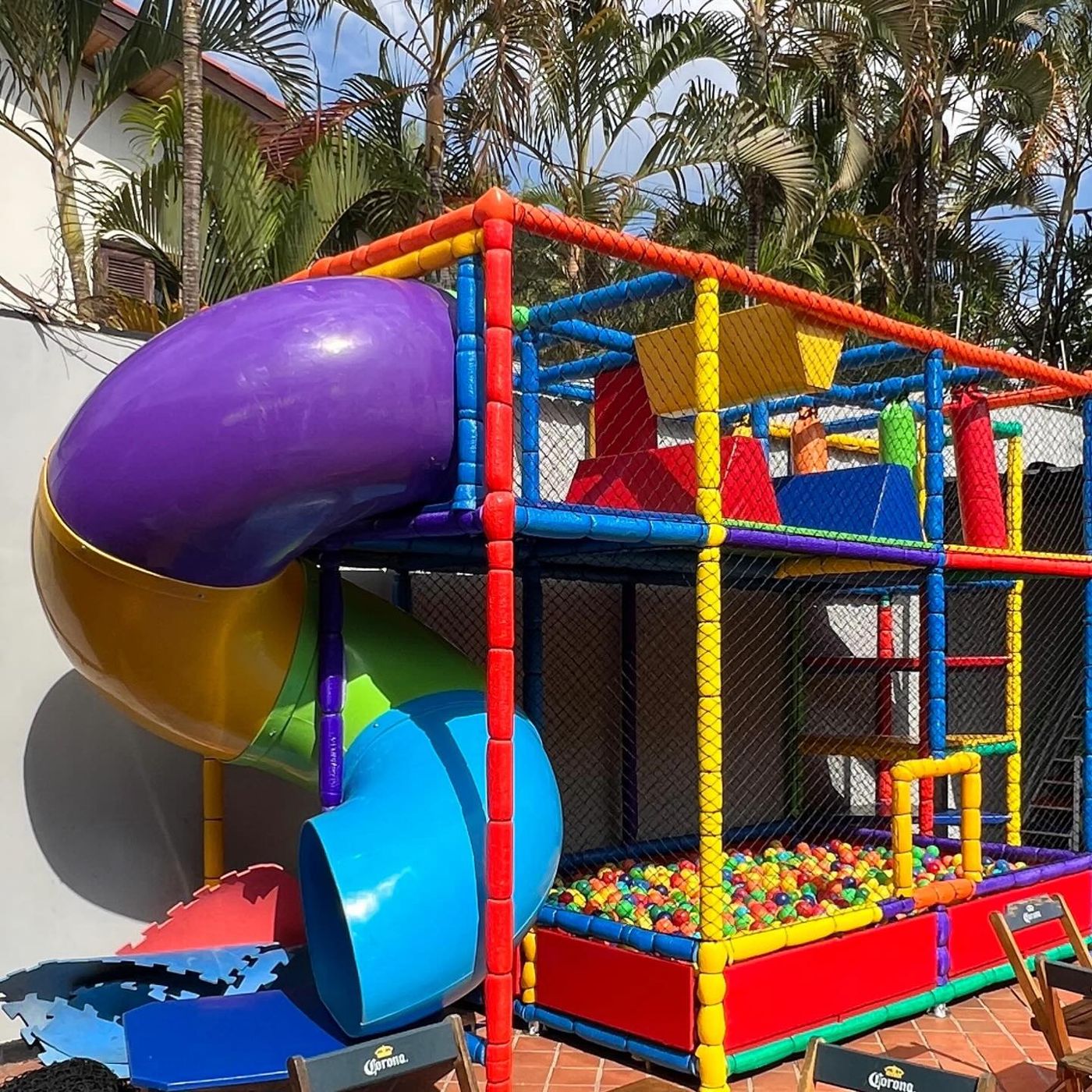 Brinquedão com tobogã e piscina de bolinha na Farm Campolim