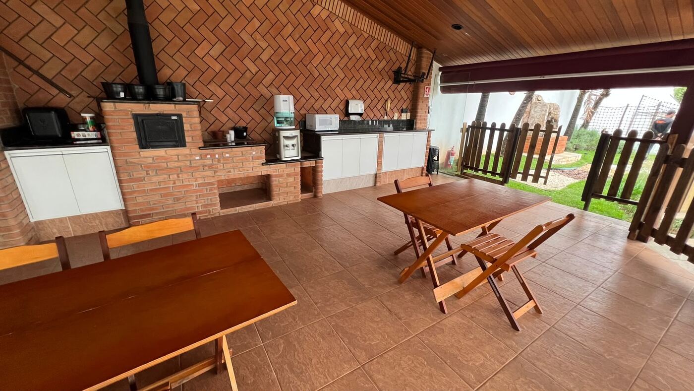 Mesas de madeira na área gourmet